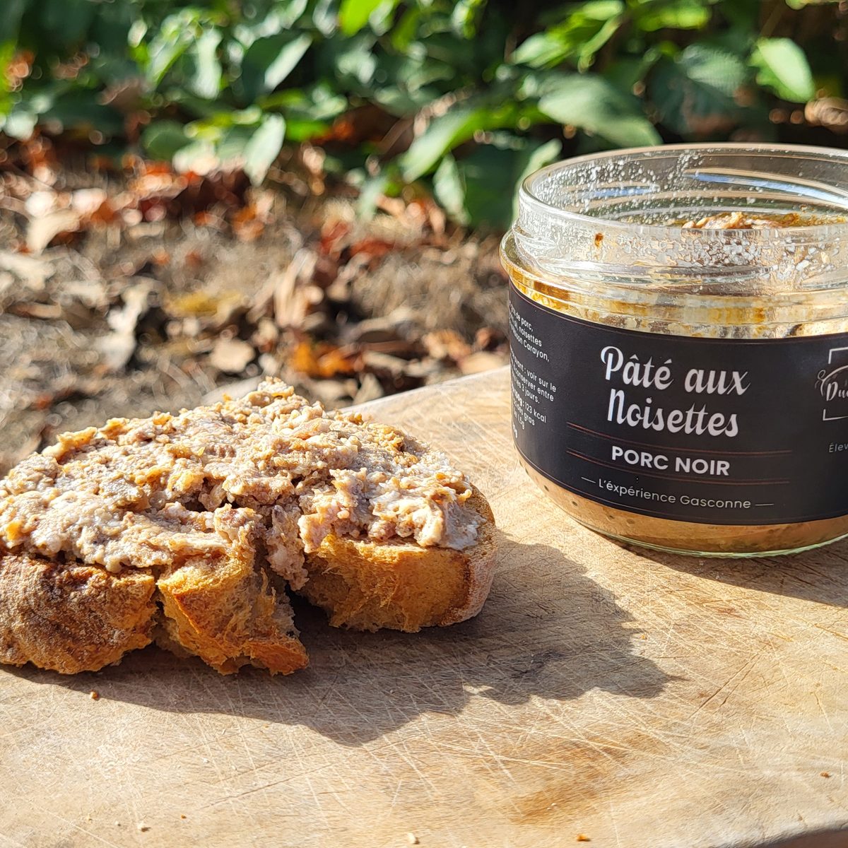 Pâté de Porc Noir aux noisettes sur une tartine